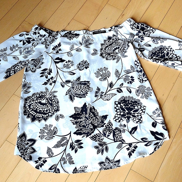 Banana Republic off the shoulder blouse - Picture 1 of 9